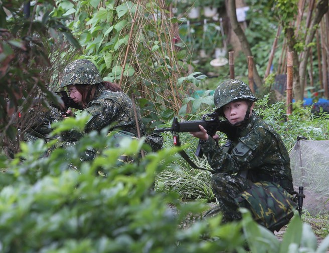 國防部今公布「全民國防應變手冊」；圖為國軍實施城鎮戰操練。（中時資料照／陳怡誠攝）