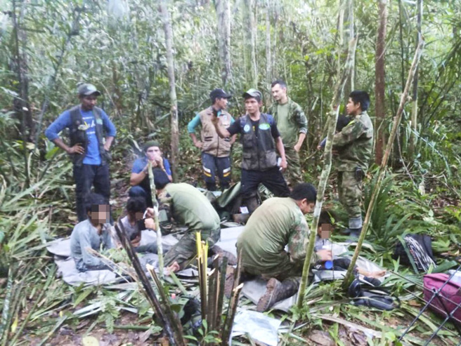 原先傳出墜機亞馬遜雨林後，4名哥倫比亞原住民孩童的母親還活了4天，不過孩童外祖父引述孫女稱，母親當場就死了。（圖／美聯社、哥倫比亞軍方提供）