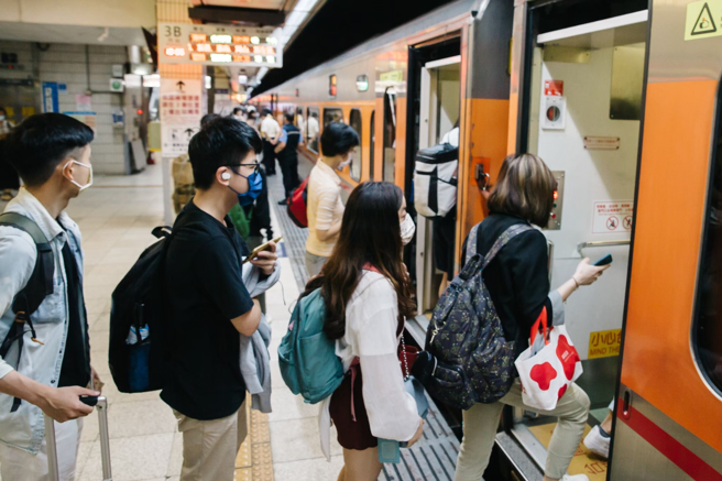 台铁因应端午连续假期旅运需求，今天宣布再加开13列次EMU3000自强号加班车，15日凌晨零时起开放购票。（图／示意图，记者郭吉铨摄影）
