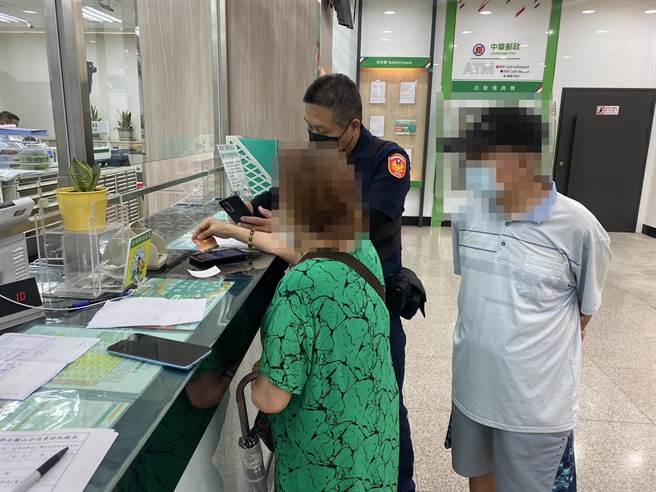 高雄老妇险遭诈，所幸员警即时帮忙劝阻。（翻摄照片／崔正纲高雄传真）