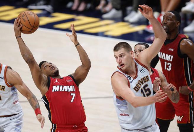 金块夺下队史首冠，约基奇(右二)荣膺FMVP殊荣。(路透)