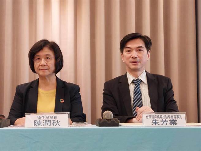 新北市卫生局长陈润秋（左）说，部北检验其中有4位是该幼儿园孩童，与先前採检的28位幼童不同。（陈慰慈摄）