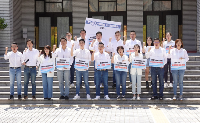 國民黨立委參選人洪孟楷（前排左起）牛煦廷、陳美雅、林沛祥、廖偉翔、黃建豪、游淑慧、李明璇、張智倫、李眉蓁、廖先翔（後排左起）、 林國春、林金結、葉元之、張斯綱、徐巧芯、洪佳君13日舉行「新血戰力進國會，7大聲明訴求！」記者會。（姚志平攝）