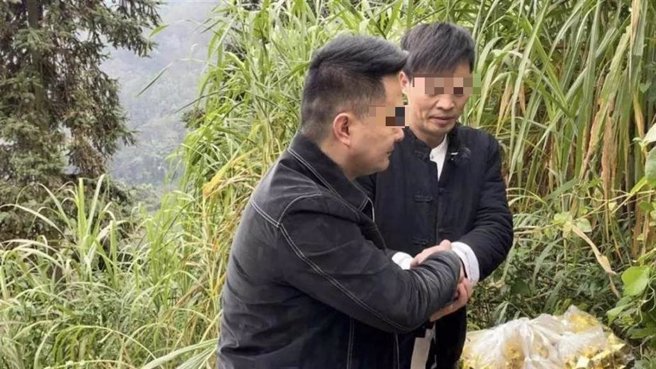 大陸手繪地圖尋親33年被拐案宣判兩被告被判11年和10年。圖為李景偉（右）和尋親志願者甘彪。（極目新聞）