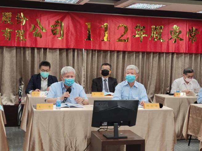 中碳董事长杜清芳(前排左一)13日主持股东常会，他说，中碳二期石墨化工厂明年6月完工，将进一步提升碳材料产能。（图／顏瑞田）