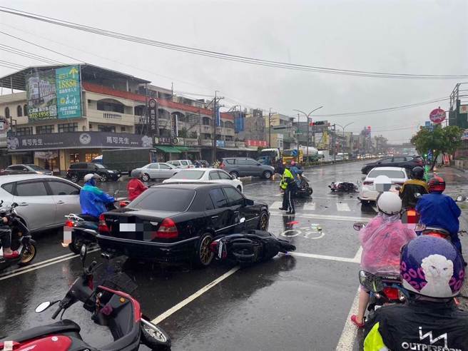 轿车突然衝进前方等红灯的机车群中，造成整排机车如保龄球般被撞飞，有骑士甚至飞到空中翻转1圈后落地，车身零件、安全帽当下喷散到路面。（翻摄照片）