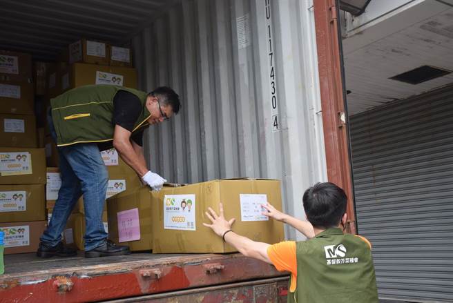 芥菜种会克服重重困难，与国际救援组织Relief Experts Association UDER连结，今天将第二批总重7.8吨的爱心物资，在基隆港码头装运上船。（芥菜种会提供／林良齐台北传真）