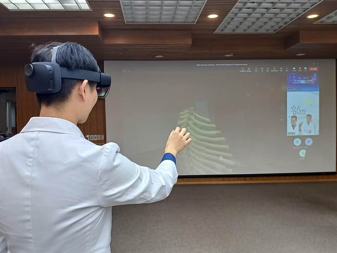 運用手部動作，可將3D全息影像任意旋轉、放大或縮小，可以更清楚看出病灶部位。（王家瑜攝）