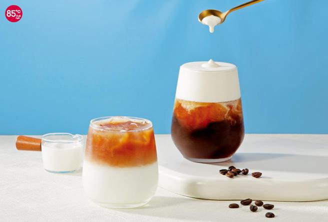 85度C跨店取年中慶起跑，大杯拿鐵和大杯海岩（就是海岩咖啡）買二送一。（圖／85度C提供）