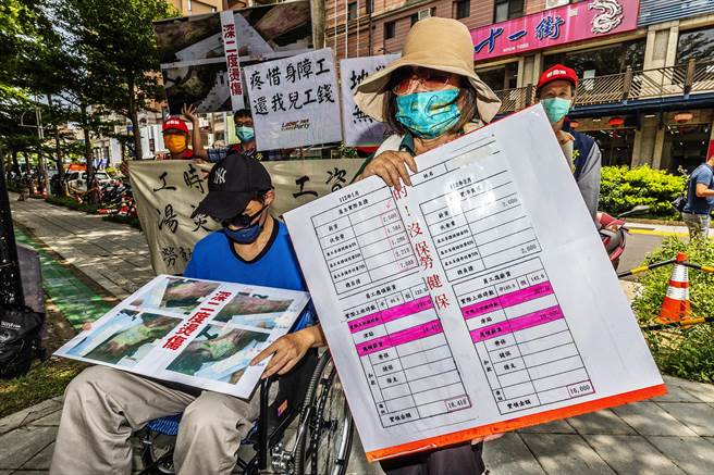 工作被燙傷未有勞健保的張男（左）和母親（右）由勞動黨人員陪同在店外抗議。（羅浚濱攝）