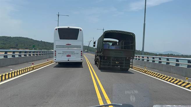 金防部1辆军用卡车不明原因故障卡在金门大桥上，造成大金往小金方向车道交通受阻。(图／民眾提供)