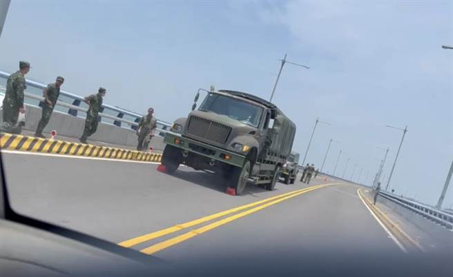 军方目前已出动人员到场协助处理，至于车辆故障详细原因仍由军方查验中。(图／民眾提供)