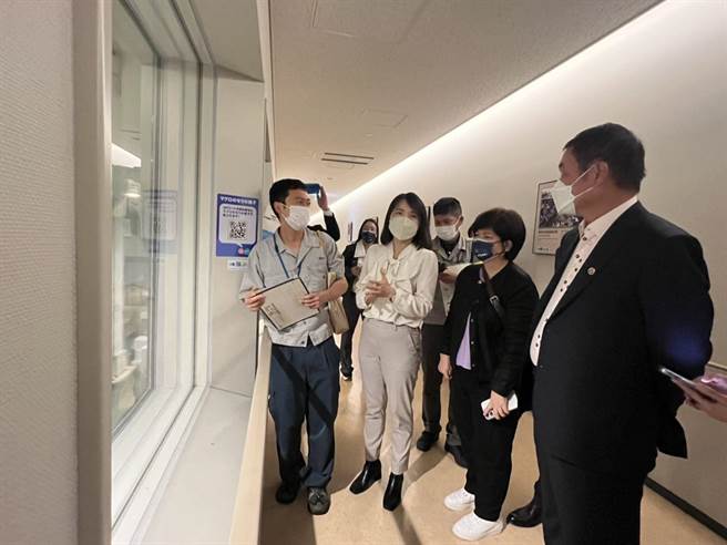 苗栗县长锺东锦等人参访丰洲市场。（苗栗县政府提供／李京升苗栗传真）