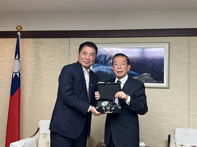 锺东锦拜会谢长廷。（苗栗县政府提供／李京升苗栗传真）