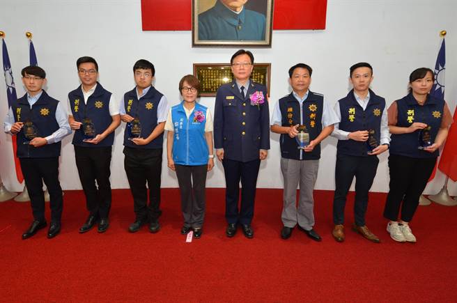 苗栗县副县长邓桂菊到场颁赠奖项。（苗栗县警局提供／李京升苗栗传真）