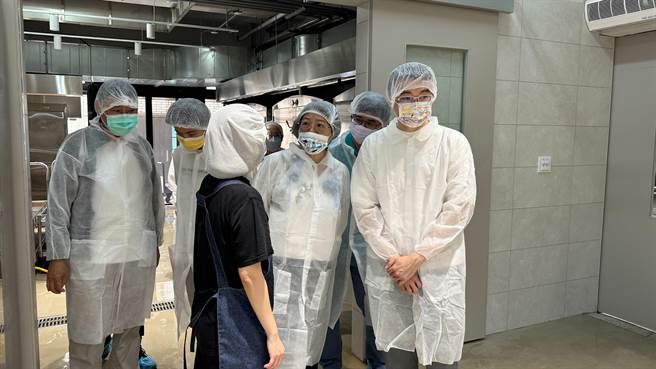 基隆市長謝國樑（右1）、基隆市教育處長劉美蘭（右2）及市府團隊稽查小組，13日上午突擊檢查七堵國小的營養午餐廚房。（基隆市政府提供／張志康基隆傳真）