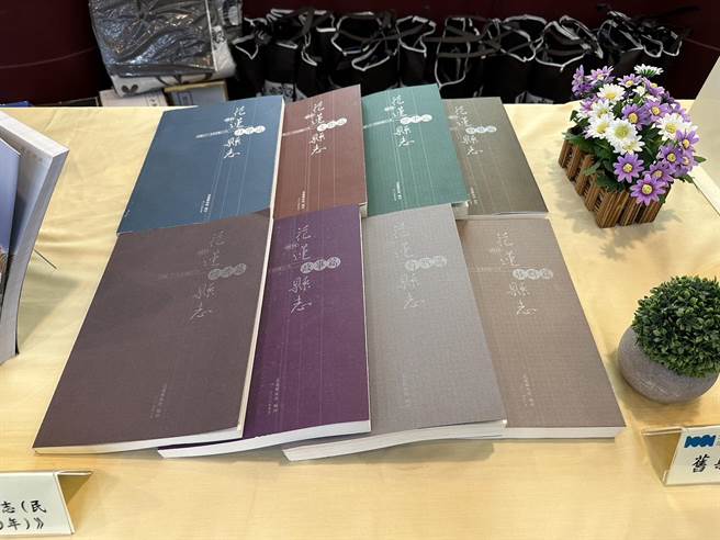 《花蓮縣志》在2003年第三度續修，且分成歷史、自然、政事、經濟、社會、文化、族群、教育等8篇綱目。（羅亦晽攝）