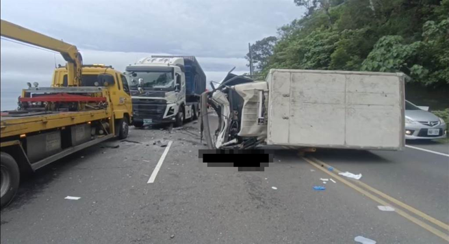 1輛小貨車行經金崙大橋旁，與另1輛大貨車發生碰撞翻覆。（民眾提供／蔡旻妤台東傳真）