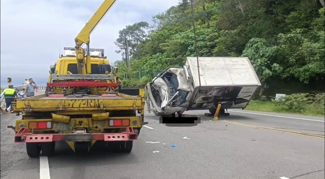 1輛小貨車行經金崙大橋旁，與另1輛大貨車發生碰撞翻覆。（民眾提供／蔡旻妤台東傳真）