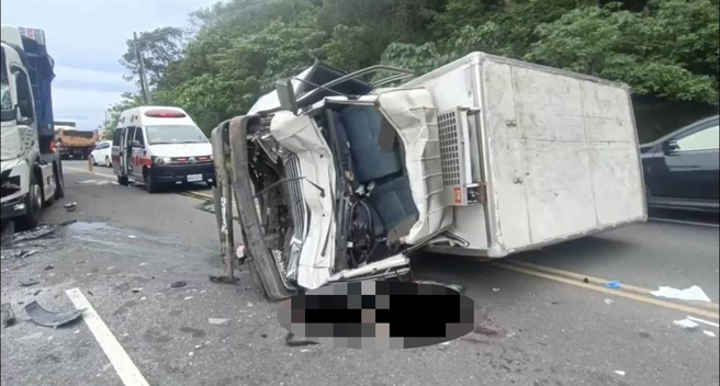 1輛小貨車行經金崙大橋旁，與另1輛大貨車發生碰撞翻覆。（民眾提供／蔡旻妤台東傳真）