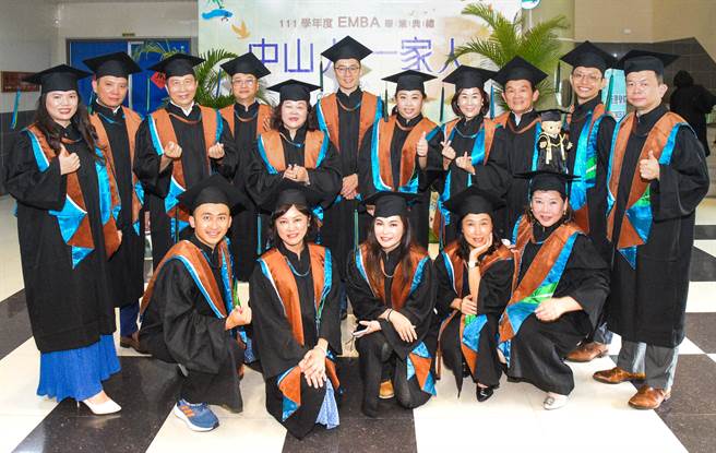 16位杰出企业家就读中山大学EMBA，今年顺利毕业，共同出书《智富的人生：成功开启具创造力的未来》献给学校。（柯宗纬翻摄）