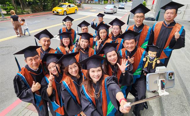 16位杰出企业家就读中山大学EMBA，今年顺利毕业，共同出书《智富的人生：成功开启具创造力的未来》献给学校。（柯宗纬翻摄）