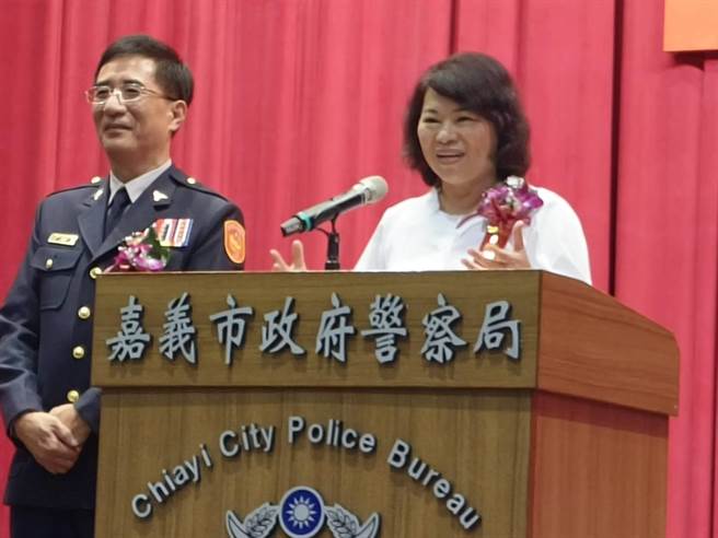 嘉義市長黃敏惠稱許及感謝警察局長陳炯旭帶領警察同仁維護城市治安。（廖素慧攝）