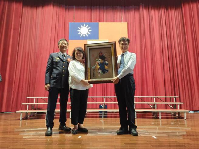 嘉義市長黃敏惠表揚全國模範警察戴志宏小隊長。（廖素慧攝）