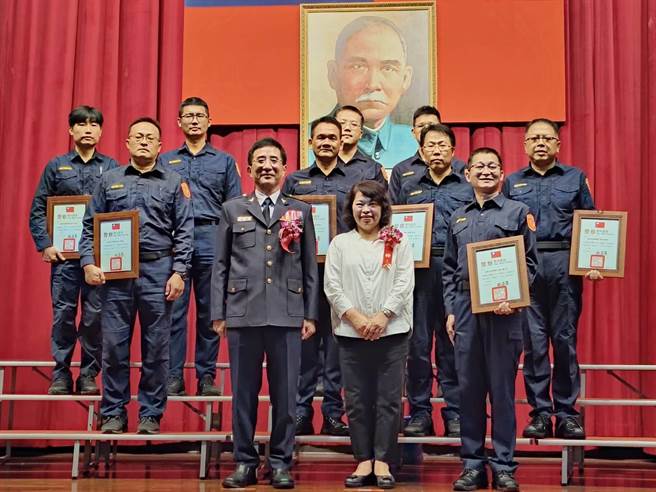 嘉義市長黃敏惠表揚績優警察。（廖素慧攝）