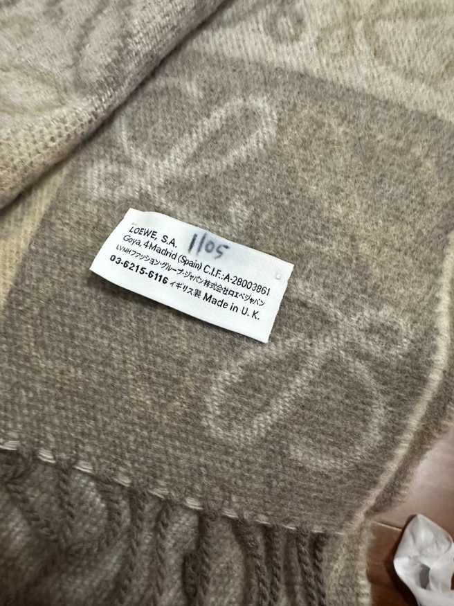 女網友將精品圍巾送洗，領回時發現店家在她的圍巾標籤寫上數字氣炸。（翻攝爆怨公社）