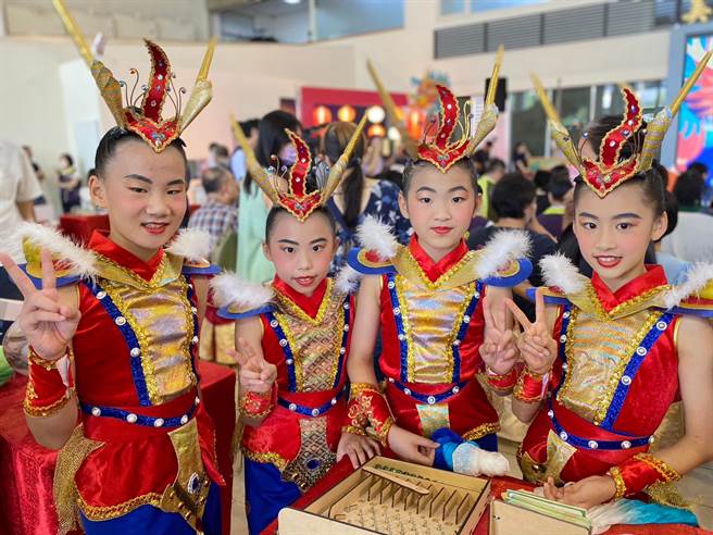 表演古典舞为鹿港庆端阳活动暖场的鹿东国小学生。（孙英哲摄）