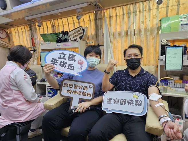台中市政府警察局乌日分局搭配节庆挽袖捐血做公益，捐血车于13日上午9点半起至下午4点进驻乌日警分局前广场，分局长尤启南代表分局全体员警捐出第1袋「热血」。（乌日警分局提供／潘虹恩台中传真）