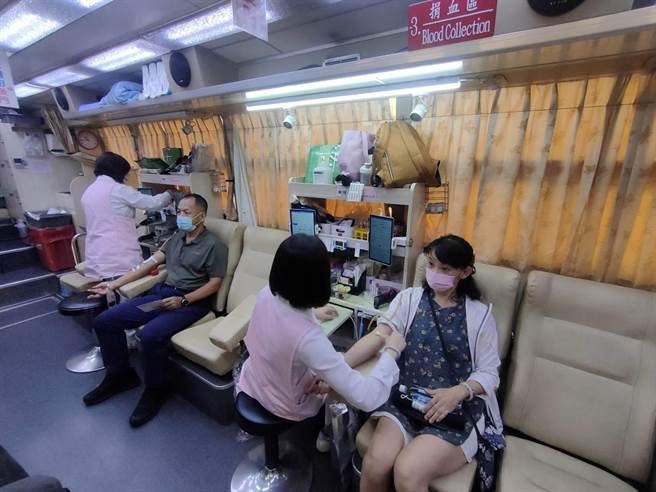 台中市政府警察局乌日分局13日举办捐血活动，希望号召警察同仁、眷属、协勤民力、警友及在地民眾迴响。（潘虹恩摄）