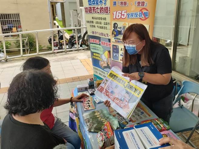 台中市政府警察局乌日分局13日举办捐血活动，同时于现场设置最新反诈骗、交通礼让安全、妇幼安全、廉政反贪宣导摊位。（潘虹恩摄）