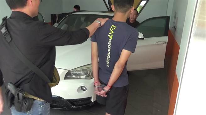 南警破获诈骗集团，逮捕李姓主嫌（右一）等7人。（读者提供／张毓翎台南传真）