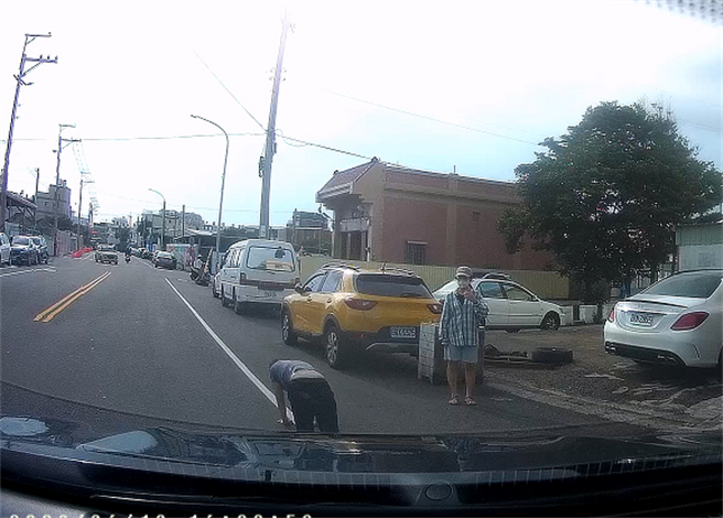叶姓女子在台中梧栖区街上跪爬，口中不停说「弥赛亚I am coming」。（警方提供）