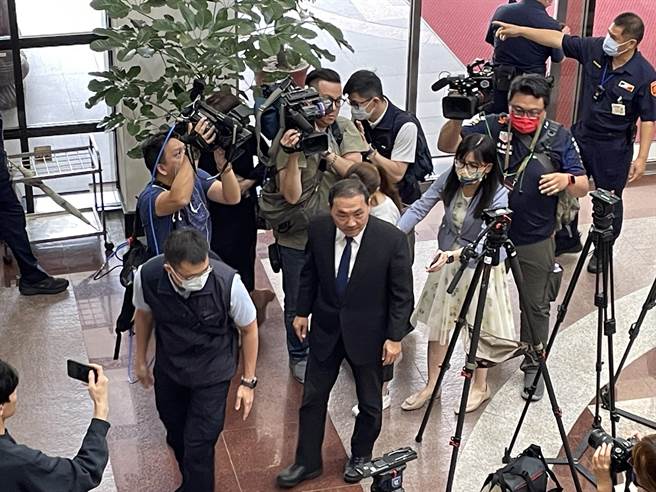 新北市长侯友宜今下午前往未公开的芦洲区行动治理会议，待了数十分钟后，下午约2时半抵达新北市议会。（蔡雯如摄）