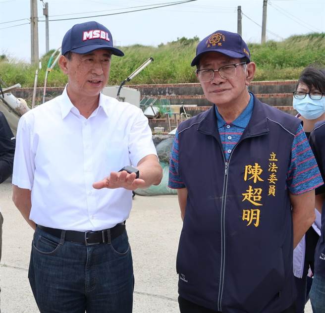 立委陳超明（右）邀請漁業署副署長王正芳會勘苗縣多個漁港。（李京昇攝）