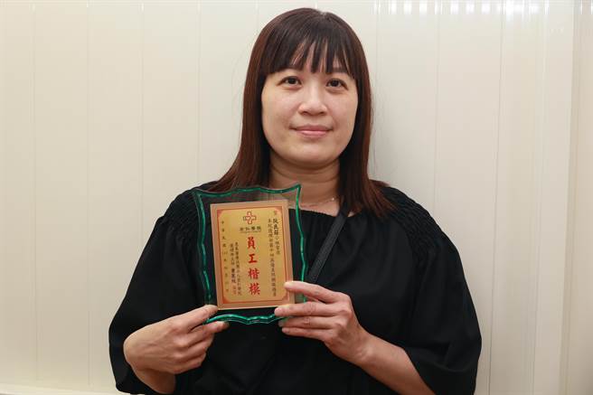 阮氏庄获优良照顾服务员表扬，透露自己当初刚入行3天就吓跑。（院方提供／孙英哲彰化传真）