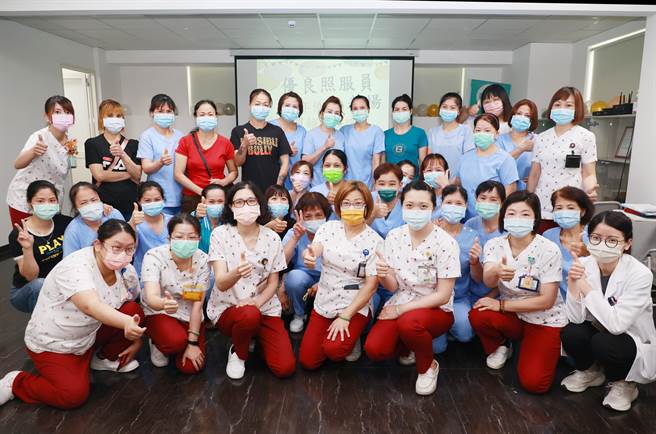 宏仁医院今天举办照服节表扬活动，表达对照服员的尊敬与重视。（院方提供孙英哲彰化传真）