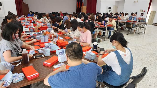 澎縣府社會處員工在選委會禮堂點鈔。（許逸民攝）