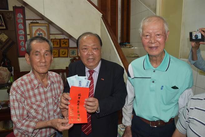 縣長陳光復特地前往81歲長者吳正一家中致贈端午敬老禮金。（許逸民攝）