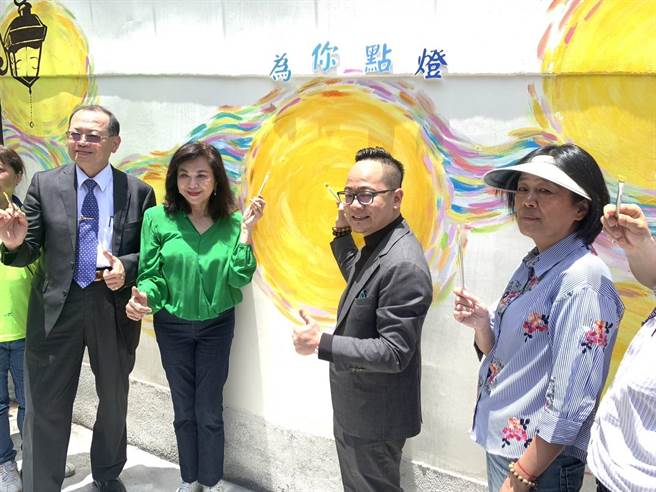 ▲本次少輔會新址特別邀請深美國小簡名辰老師帶領同仁彩繪，並由副市長邱佩琳（左二）、議長童子瑋（右二）、副議長楊秀玉（右一）、警察局長張樹德（左一）共同用畫筆完成「點燈」儀式。（徐佑昇攝）