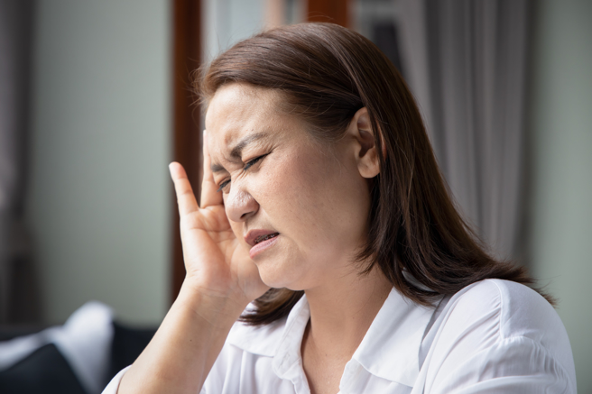 一名50多歲女子因記憶力減弱，被神經內科醫師判斷為初步的老年失智現象。(示意圖/ Shutterstock )