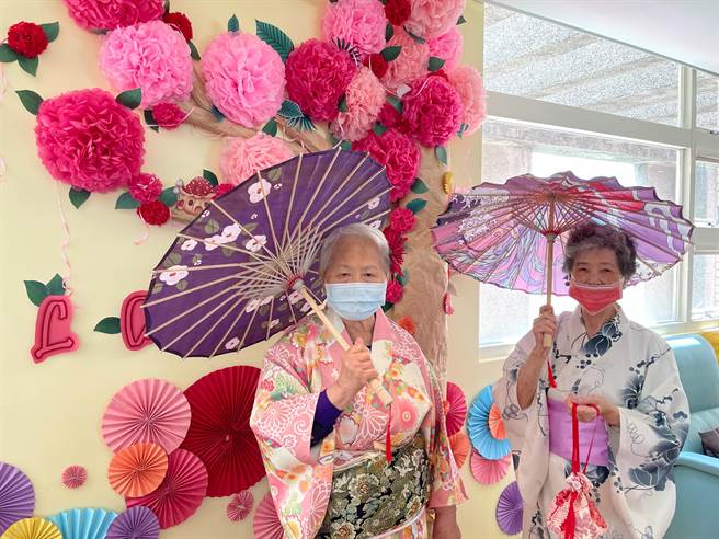長輩穿上日本服飾，感覺自己有如置身日本的櫻花妹。（秀和苑日照中心提供／孫英哲彰化傳真）