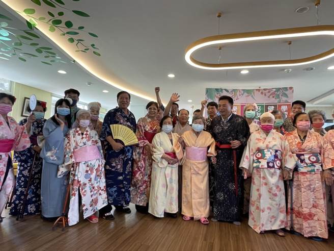 長輩日照中心長輩穿上日本服飾後，感覺自己有如置身日本。（秀和苑日照中心提供／孫英哲彰化傳真）