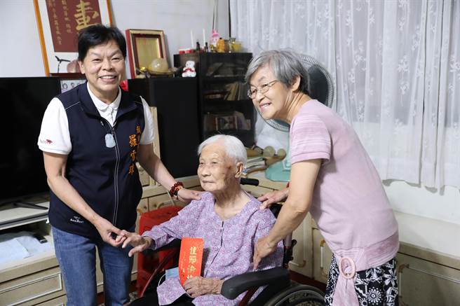 头份市长罗雪珠与长辈们互动。（头份市公所提供／李京升苗栗传真）
