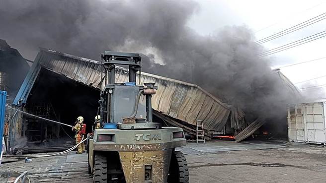 貨櫃公司廠房全面陷入火海，廠房甚至已變形。（讀者提供／曹婷婷台南傳真）