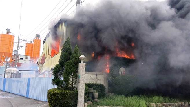 貨櫃公司陷入火海，目前火勢已控制。（讀者提供／曹婷婷台南傳真）