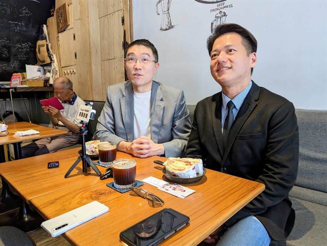 民眾黨立院黨團總召邱臣遠（右）拜會基隆市長謝國樑（左），兩人相談甚歡。（張志康攝）